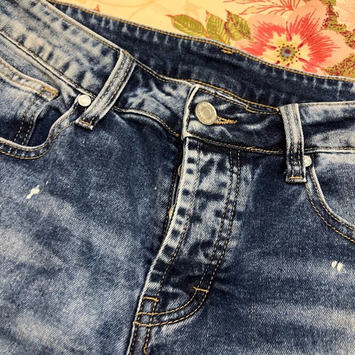 Men's shorts pack of 2 like new, beige cargo and blue distressed denim