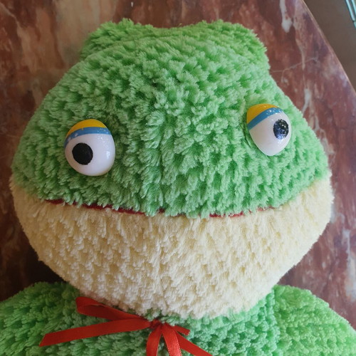 Frog plush toy like new