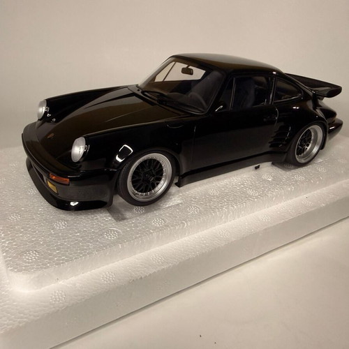 AUTOART Porsche 911 (930) Turbo Wangan Midnight “Blackbird” scale 1/18