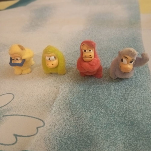 Kinder Veloudinoi Pithikoi figures used, set
