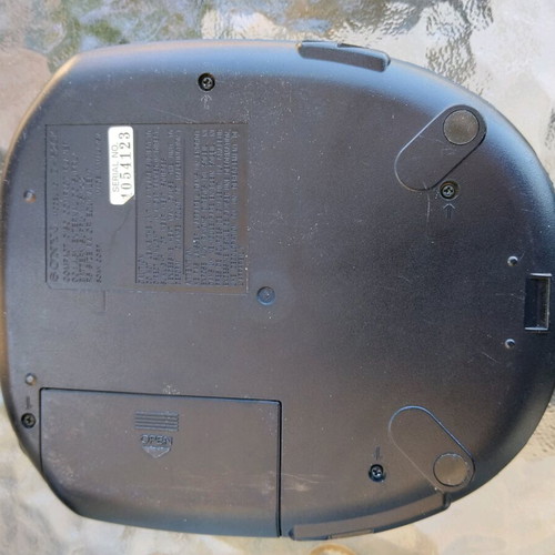 Sony Discman D-152CK portable CD player used, functional with screen crack