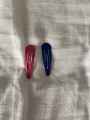 Hairclips pink and blue like new