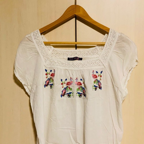 Sfera white cotton blouse with lace and colorful embroidery like new, size M