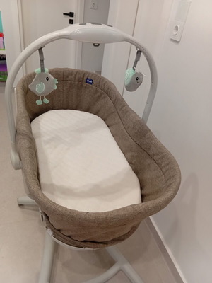 Chicco 2-in-1 cradle with extra mattress and tray