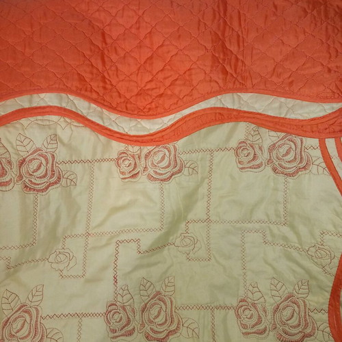 Quilt with decorative pillow like new, orange and beige for double bed