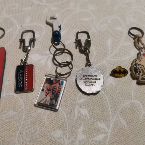 Collectible vintage keychains used, pack of 5 with Batman 1989 pin