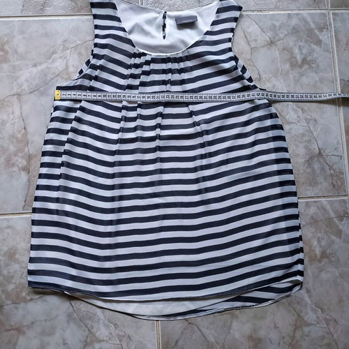 Yessica sleeveless blouse like new, size L, black and white