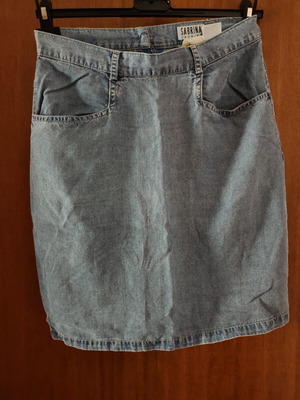 Fitted skirt knee-length size S like new with front pockets