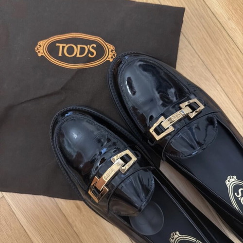 Tod's black patent leather loafer like new with gold logo detail