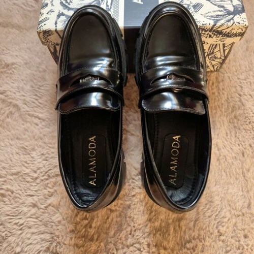 Loafers patent leather like new, size 37, black