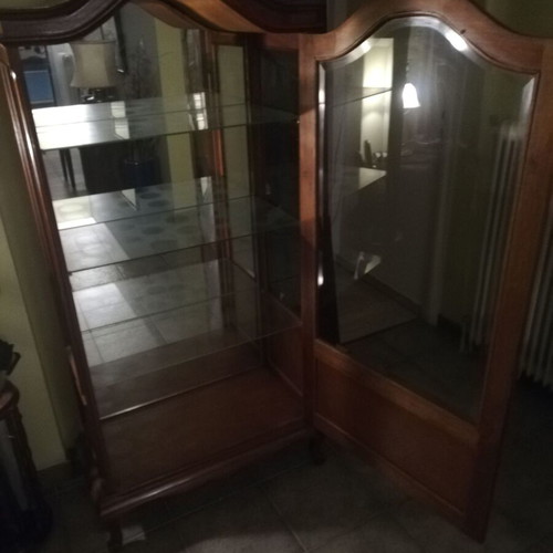 Display cabinet like new with three glass shelves and crystal glass set