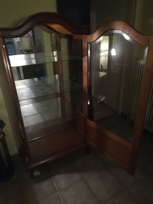 Display cabinet like new with three glass shelves and crystal glass set