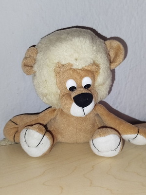 Plush lion used for children over 3 years old