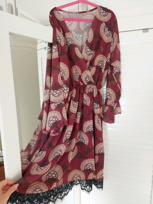 Wrap dress burgundy used XL with floral patterns and lining
