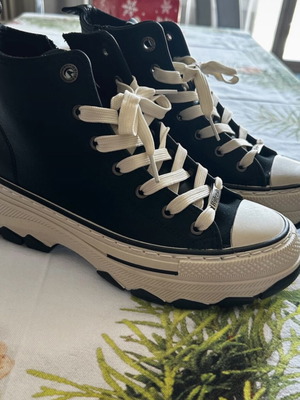 Refresh women's sneaker boot new, black size 39