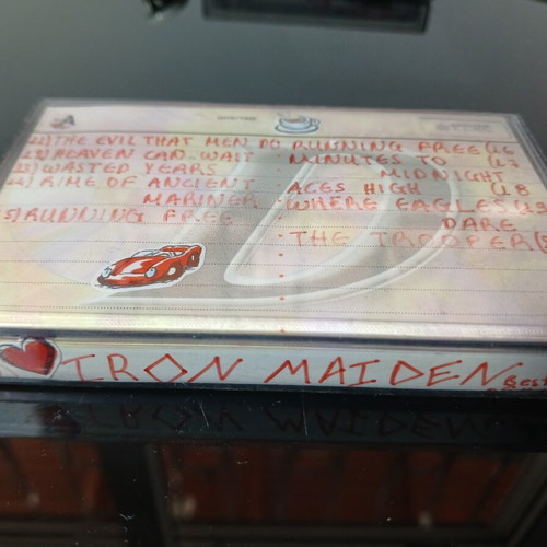 Κασέτα Iron Maiden μεταχειρισμένη με χειρόγραφη λίστα κλασικών τραγουδιών