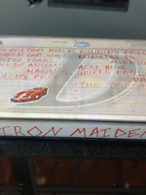 Κασέτα Iron Maiden μεταχειρισμένη με χειρόγραφη λίστα κλασικών τραγουδιών