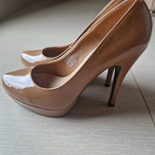 Camille patent leather pumps like new, size 37, beige