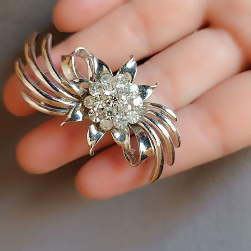 Women's flower brooch with white stones like new
