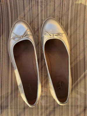 Μπαλαρίνες Clarks μεταχειρισμένες, ασημί, νούμερο 40, πολύ αναπαυτικές