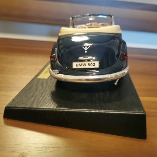 Collectible BMW 502 Maisto model like new