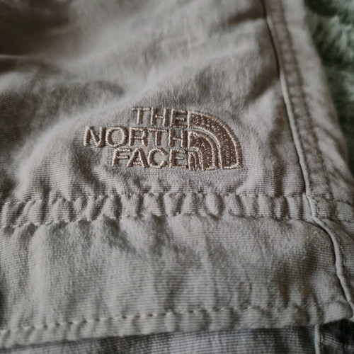 The North Face Convertible 2 in 1 pants/shorts like new, size L