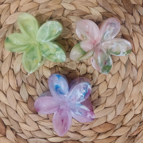 Hair clip new with plastic flowers in three colors