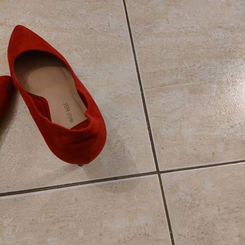 Red suede Sfera pumps like new, size 40 with subtle heel design
