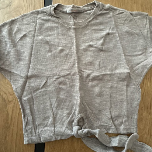 Badila t-shirt crop top with tie at bottom, grey