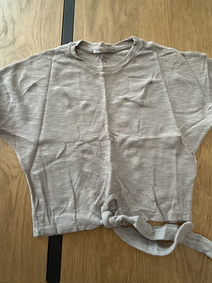 Badila t-shirt crop top with tie at bottom, grey