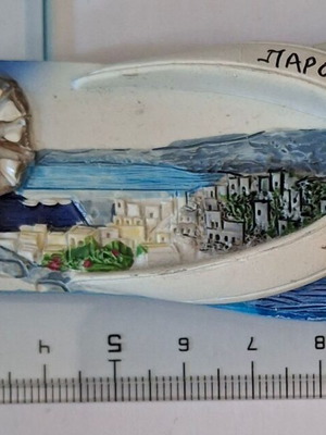Ανάγλυφο μαγνητάκι ψυγείου σε σχήμα σαγιονάρας από την Πάρο, ζωγραφισμένο στο χέρι