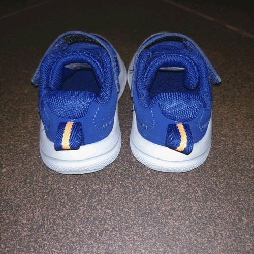 Under Armour Binf Assert Kids Shoes like new, blue