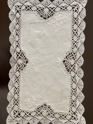 Vintage linen doily with handmade lace 43×27 cm