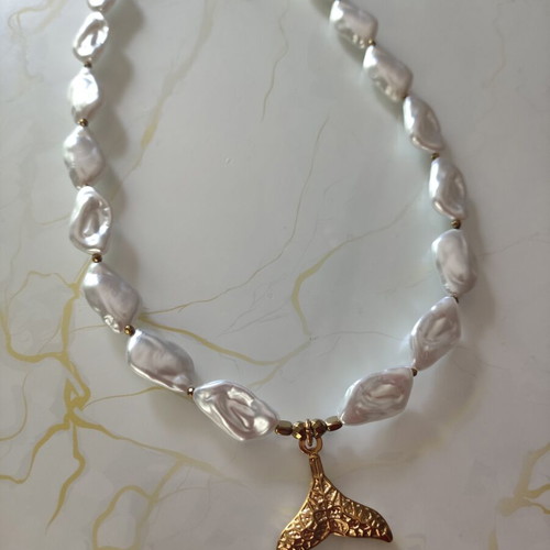 Necklace with pearls and mermaid tail pendant new, white and gold