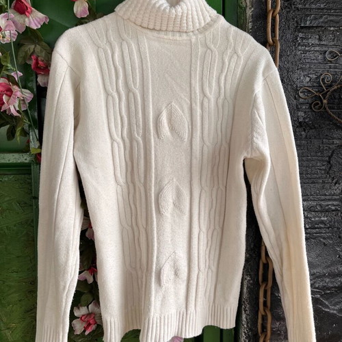 Women's wool turtleneck sweater white like new, size M-L