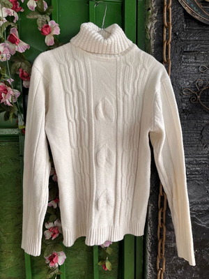 Women's wool turtleneck sweater white like new, size M-L