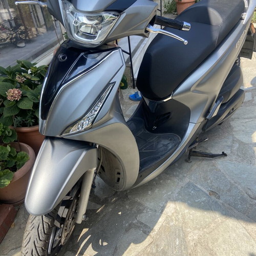 Kymco People S 200i scooter like new, automatic, silver