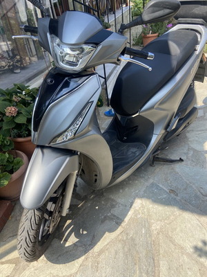 Kymco People S 200i scooter like new, automatic, silver
