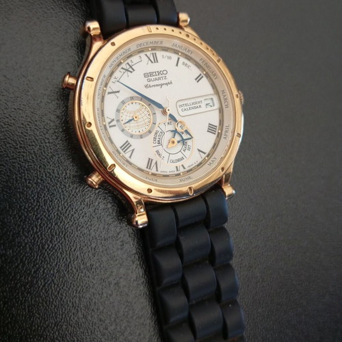 Seiko collectible men's watch used Intelligent Calendar with silicone strap
