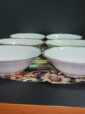 Set of 6 new vintage Kahla soup bowls with scalloped edges and gold trim