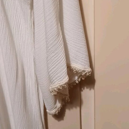 Long white crinkled shirt XL new with gold trim