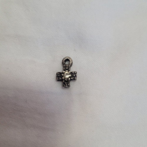 Cross pendant necklace