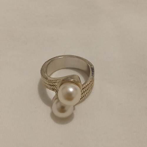 Metal ring with plastic pearls like new, gold color