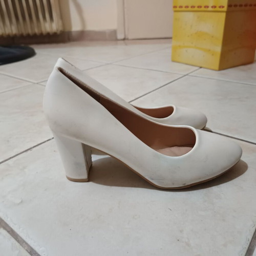 Women's white pumps like new, round toe, size 39