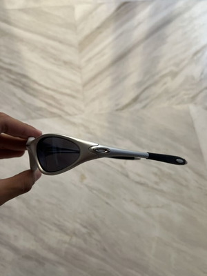 Γυαλιά ηλίου Oakley One Minute, ασημί και μαύρα