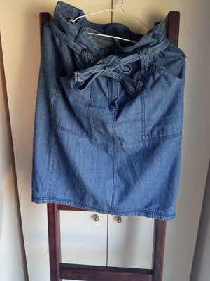 Denim paperbag midi skirt with belt and large pockets used, blue