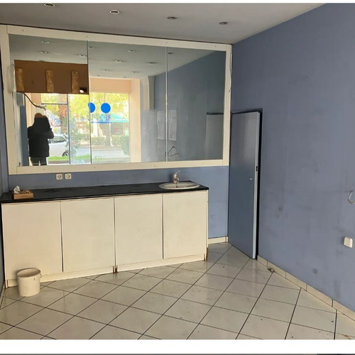 Commercial Store 43sqm for Rent in Nikaia Perivolaki Central