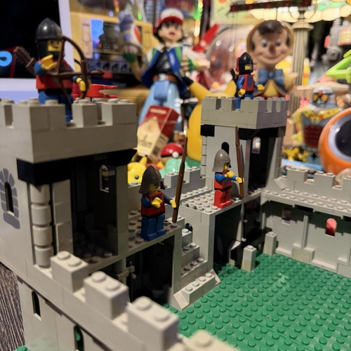 Lego Castle 6080 King’s Castle vintage, used with knights and accessories