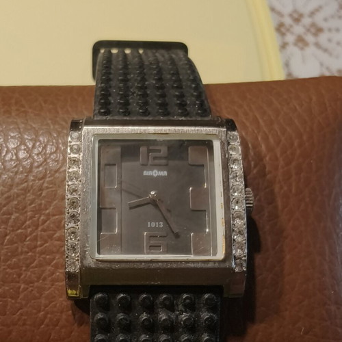BIAOMA 1013 quartz watch with black dial and crystal accents