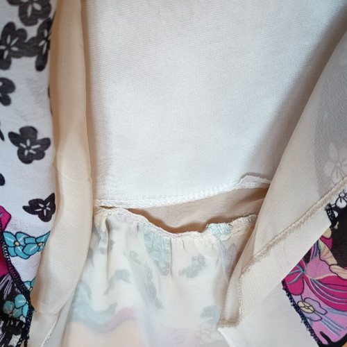Girls' dress used with beads and flowers white